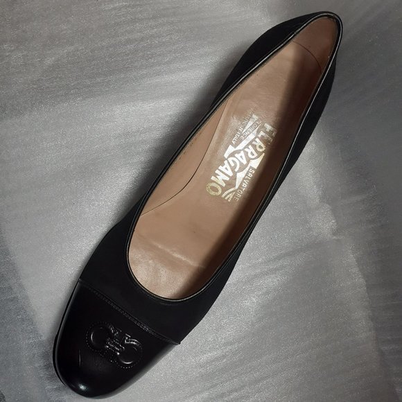 SALVATORE FERRAGAMO CLASSIC LOGO SOFT SUEDE+PATENT LEATHER SQUARE TOE LOW PUMP 8 - Picture 1 of 7